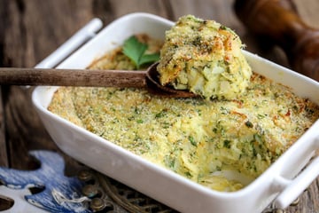 Torta de bacalhau de travessa com massa simples é só bater os ingredientes