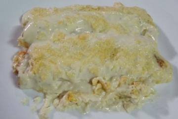 Panqueca cremosa de frango com requeijão e molho branco