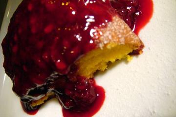 Bolo de cenoura chique com calda de morango e amora