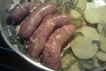 Linguiça ao forno com batatas