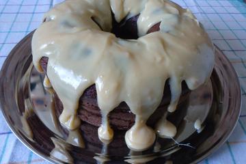 Bolo de chocolate com ameixas