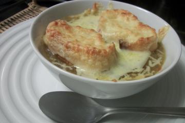 Sopa de cebola gratinada