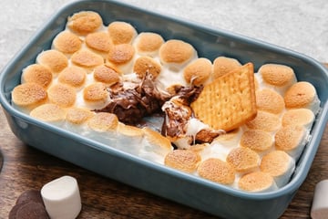 Smores de travessa assado no forno ou na airfryer fácil com apenas 3 ingredientes