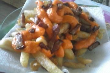 Batata Frita com Creme de Cheddar e Bacon