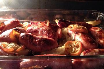Linguiça assada com batatas