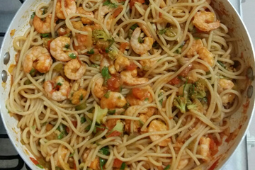Macarronada com camarão e brócolis