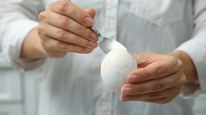 Descascar ovos cozidos ficou muito mais fácil: basta adicionar uma colher desse ingrediente à água fervente!