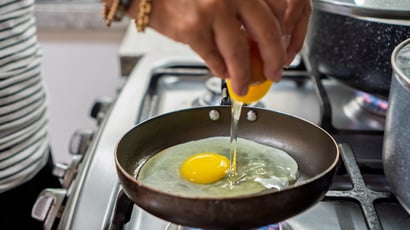 Pare de fritar ovos em azeite ou manteiga, pois um ingrediente simples, segundo o chef, os torna mais saborosos