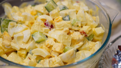Depois que aprendi essa receita com um chef argentino, nunca mais fiz salada de batata e ovo do mesmo jeito