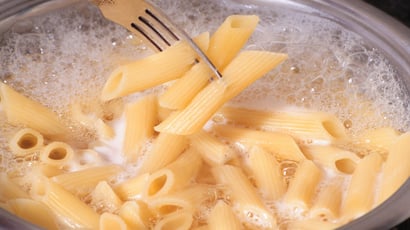 Para que serve colocar vinagre na água de cozimento do macarrão? TudoGostoso explica por que recomendam e como usar a dica