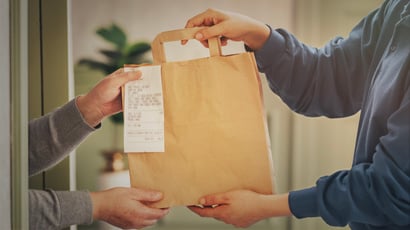 Advogado especialista explica o que fazer em caso de recebimento de produtos vencidos em compras de delivery: “Em situações mais graves, cabe dano moral.”