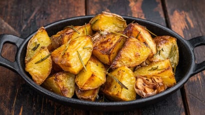 Batatas assadas com limão e mostarda: receita queridinha dos usuários do TudoGostoso para servir na sexta-feira à noite como acompanhamento ou aperitivo