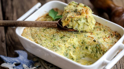 Torta de bacalhau de travessa: é só bater a massa no liquidificador e levar ao forno!