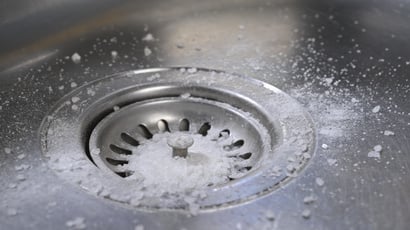 Despejar meia xícara de sal grosso no ralo da cozinha antes de dormir: por que especialistas em higienização recomendam
