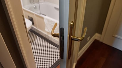 Será que é uma boa ideia deixar a porta do banheiro aberta depois do banho? Um especialista responde