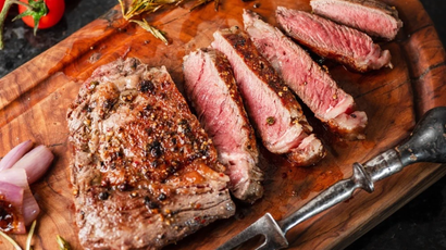 Meu bife de costela sempre ficava duro até descobrir este segredo de chef para deixar a carne macia e suculenta