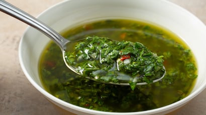 Os cozinheiros concordam: "Para deixar o chimichurri mais saboroso, não adicione mais vinagre, mas sim uma pitada de pimenta malagueta moída."