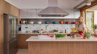 Com fogão de R$ 55 mil, cozinha de luxo e a ambientes amplos, filha de Xuxa vive em casa de 308 m² em vila reservada em São Paulo