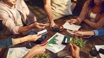O garçom incluiu a taxa de serviço de 10% na conta e cobrou couvert artístico sem aviso prévio na entrada; o cliente é obrigado a pagar?