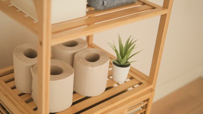 Pare de guardar o papel higiênico no banheiro: esse é o local ideal para manter a organização e a durabilidade do item