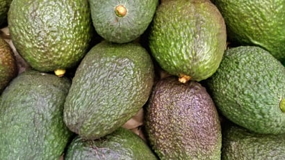 Aprendi no TudoGostoso: para evitar um abacate com a polpa preta, não se baseie na cor verde, mas sim no talo