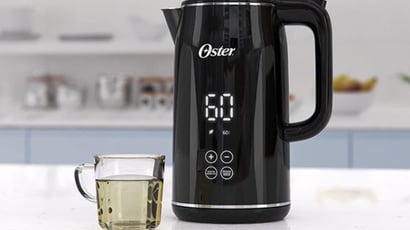 Água quente por mais tempo! Chaleira Digital Oster com 51% de desconto possui quatro temperaturas pré-programadas e painel digital