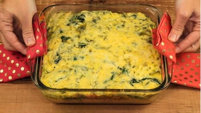 Omelete de forno na travessa com queijo e espinafre: refeição completa para a família inteira sem complicação