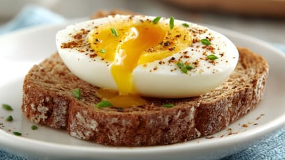 Especialistas em nutrição recomendam: a partir dos 50 anos, o café da manhã ideal é uma fatia de pão de fermentação natural com um ovo cozido e café com leite vegetal sem açúcar