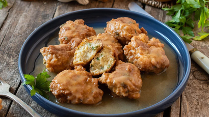Ovos fritos não são os mais saborosos: eles ficam muito melhores quando feitos com pão amanhecido, leite, alho e molho de páprica