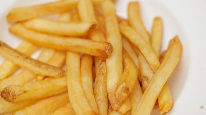 5 maneiras de reaquecer batatas fritas para que fiquem crocantes e deliciosas, usando apenas uma frigideira ou o micro-ondas