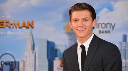 Aos 30 anos, Tom Holland revela o treino que mudou seu corpo: “Comece com 1 barra fixa, 2 paralelas, 3 flexões, 4 abdominais e 5 agachamentos – essa é a primeira rodada.”