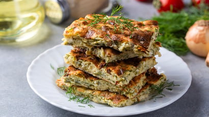Torta de legumes de frigideira com massa leve: a receita prática para aproveitar as sobras da geladeira