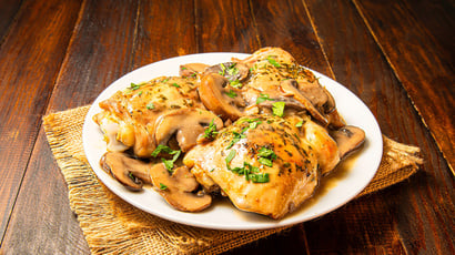 Frango douradinho na manteiga com molho cremoso: uma receita deliciosa que transforma sobrecoxas em um prato especial!