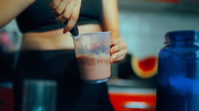 Mini mixer portátil 2 em 1 ajuda a preparar shakes, cafés cremosos e outras bebidas por R$ 20