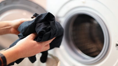 Quanto mais você lava as roupas, mais elas ficam com cheiro de mofo? Descubra os motivos pelos quais roupas limpas retêm o odor de mofo e como lavá-las para que fiquem com cheiro de frescor