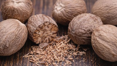Ralar na hora ou comprar em pó? O jeito certo de usar noz-moscada e não perder o aroma