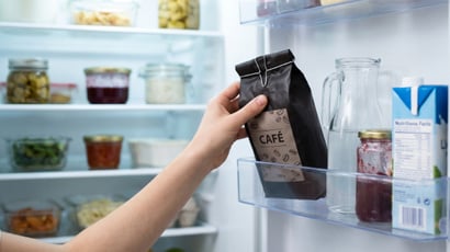Muitas pessoas guardam o café na geladeira para mantê-lo fresco: TudoGostoso explica o que o frio faz com os grãos