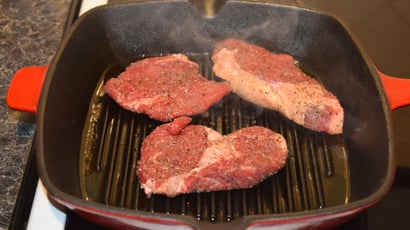 Cozinheiros profissionais concordam: o segredo para o bife não juntar água na frigideira está em apenas um detalhe antes de ir ao fogo
