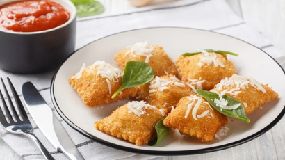 Um chef italiano me ensinou a fazer ravioli de um jeito diferente: fica supercrocante e é perfeito para servir como entrada ou petisco