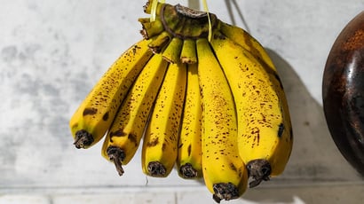 É desse jeito que você deve armazenar as bananas se quiser consumi-las durante o mês e não desperdiçar