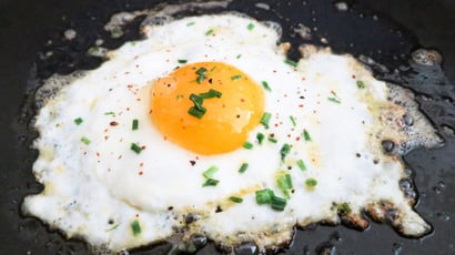 Os chefs concordam: "Para deixar os ovos fritos mais suculentos e saudáveis, substitua o óleo ou a manteiga por um pouco de água."