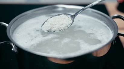 Pare de cozinhar o arroz com água fervente: o segredo dos chefs orientais para os grãos ficarem soltinhos sem grudar no fundo da panela