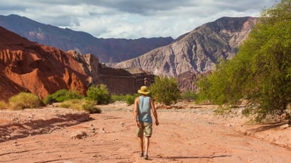Eles estão juntos há 50 anos, mas moram em montanhas separadas e ele precisa caminhar até uma altitude de 3.500 metros para vê-la todas as manhãs
