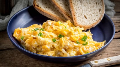 Ovos mexidos ficam 10 vezes mais saborosos quando você adiciona este ingrediente mexicano fresco, um clássico da culinária mexicana