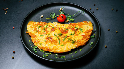 Quebre um ovo em 1 batata ralada e prepare este delicioso café da manhã: feito em minutos na frigideira, você pode servir até no jantar