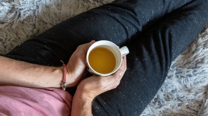 Ouro líquido: o chá poderoso que acelera o metabolismo e desincha a barriga naturalmente enquanto você dorme