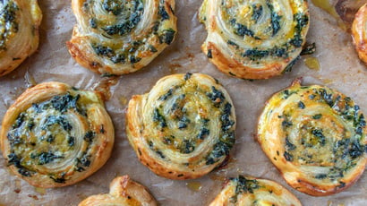 Recebeu visitas de última hora? Faça esse caracol folhado de queijo pronto em 30 minutos que todo mundo vai pedir a receita!