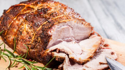 Aprendi no TudoGostoso: antes de levar a carne para assar cubra com esses 2 ingredientes que ela ficará com uma crosta crocante e o interior suculento e macio