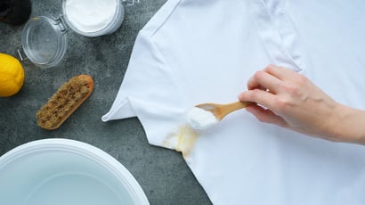 Flávia Ferrari, especialista em dicas domésticas, revela: "A proporção exata de sal e bicarbonato para remover manchas amareladas das roupas brancas."