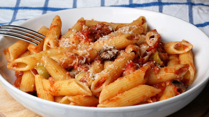 Penne à puttanesca: celebre o Dia Mundial do Macarrão com uma receita especial do TudoGostoso